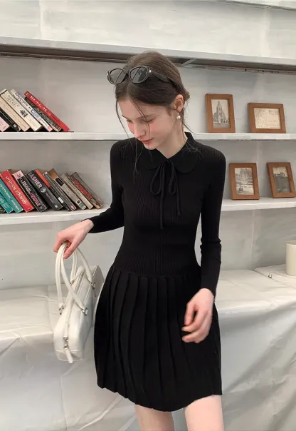 Elegant Knit Dress with Bow Detail and Flared Hem