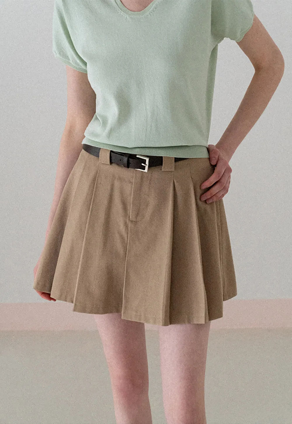 Pleated short skirt with belt loop and buckle
