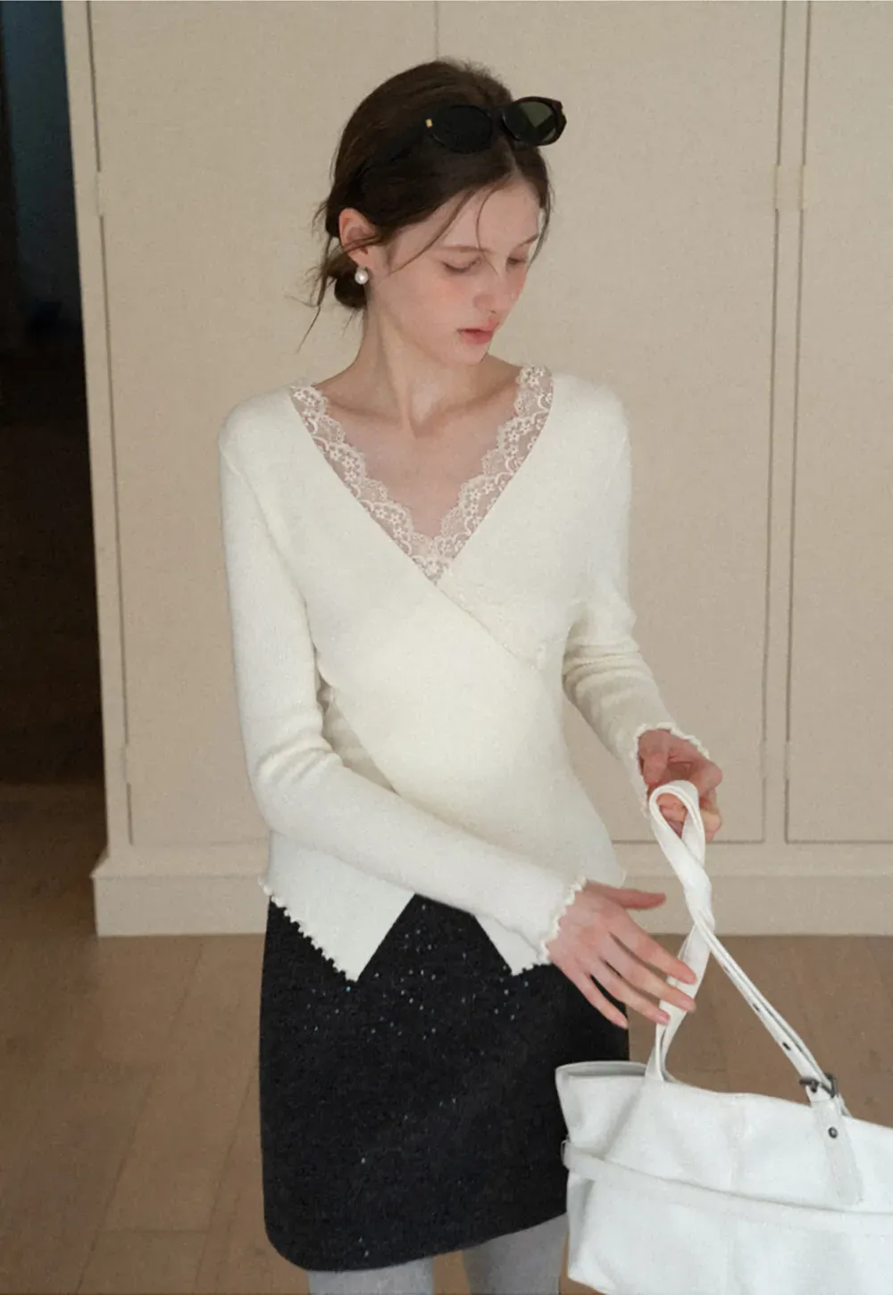 Elegant V Neck Lace Trim Knit Top with Asymmetrical Hem