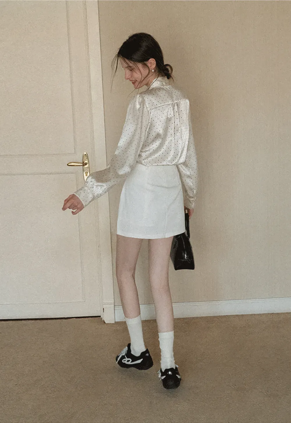 Elegant blouse with bow collar and long sleeves