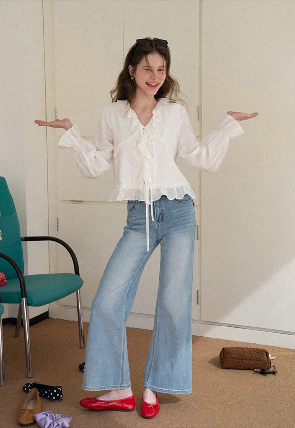 flared high waist jeans with back pocket design