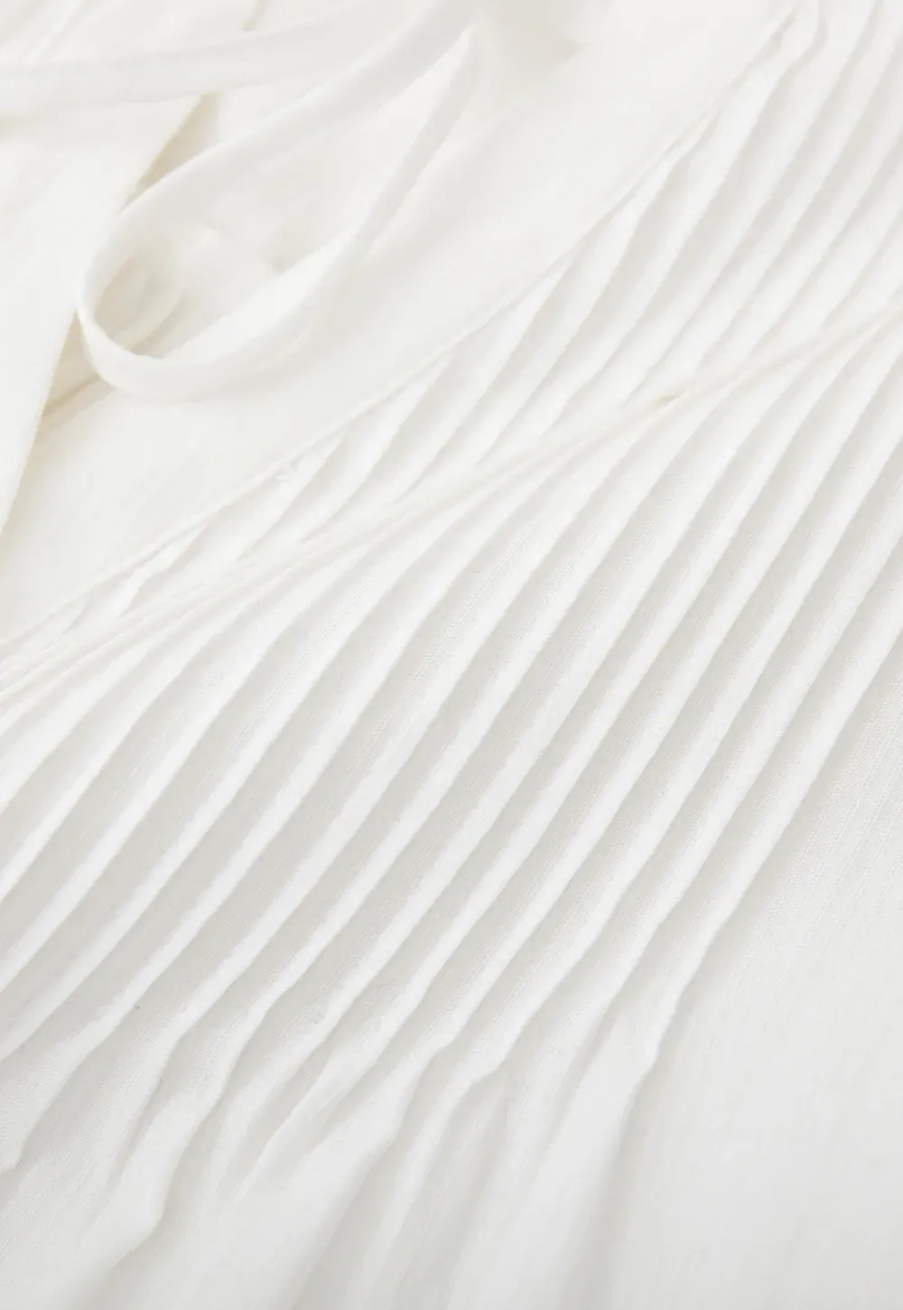 Pleated blouse with tie neck and long sleeves