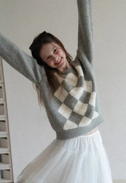 Classic diamond pattern wool knit sweater for casual wear