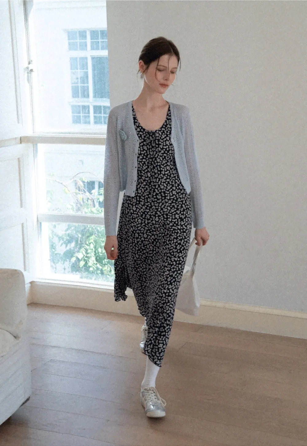 V Neck Cropped Knit Cardigan with Floral Button