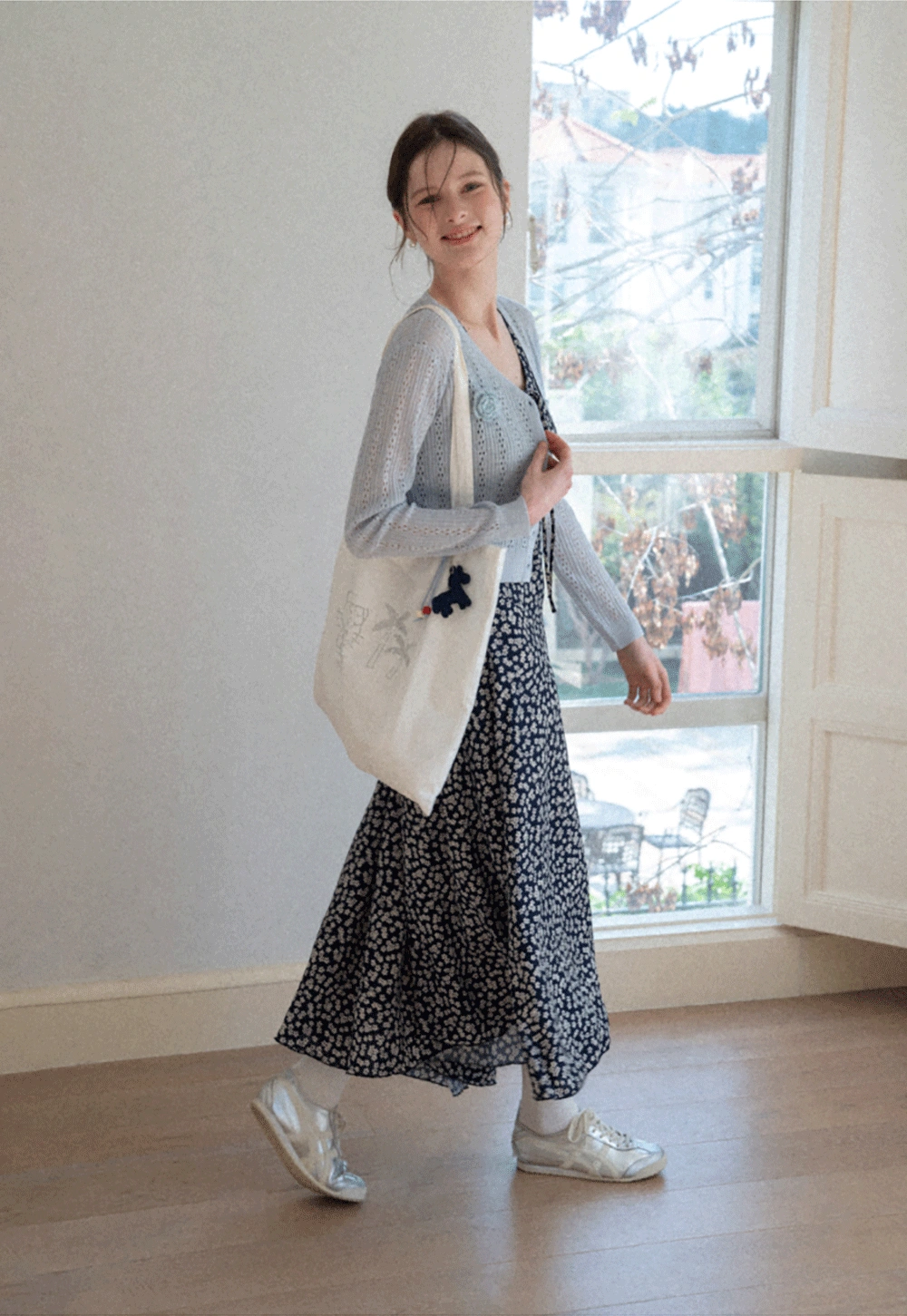 V Neck Cropped Knit Cardigan with Floral Button