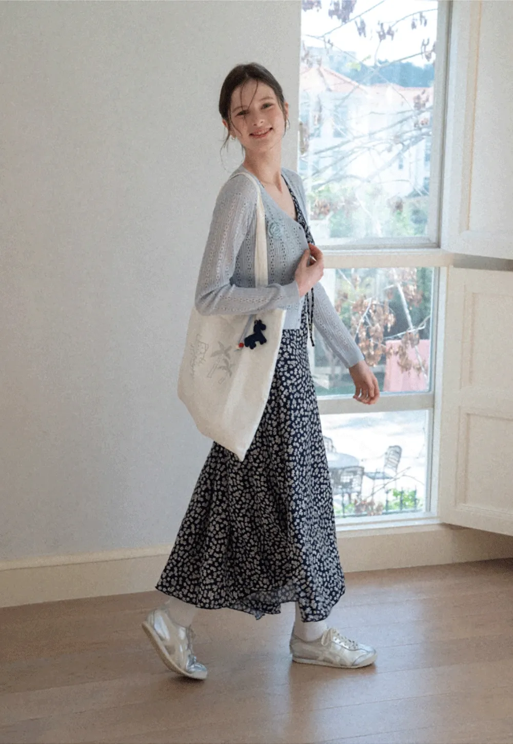 V Neck Cropped Knit Cardigan with Floral Button