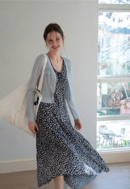 V Neck Cropped Knit Cardigan with Floral Button