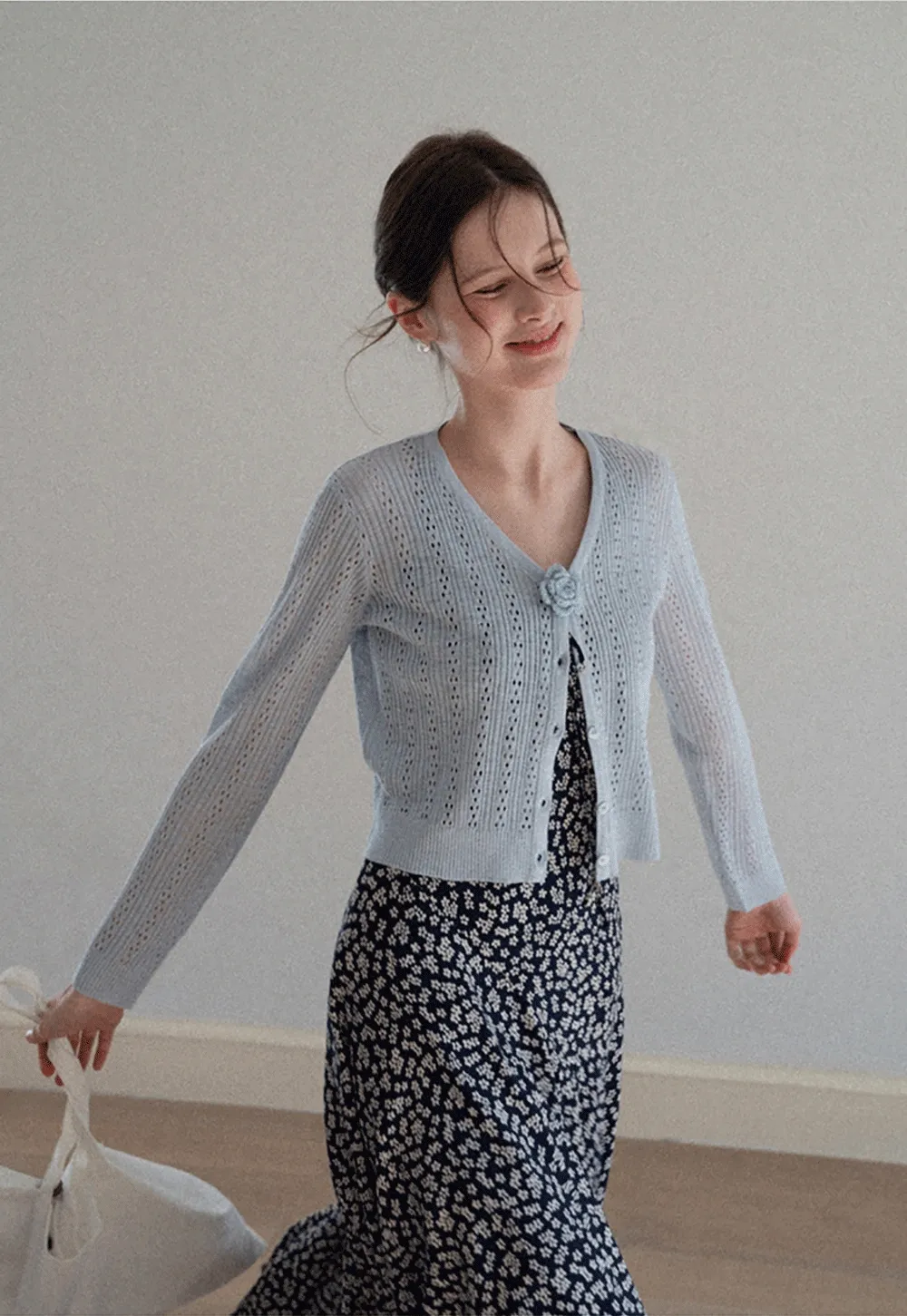 V Neck Cropped Knit Cardigan with Floral Button