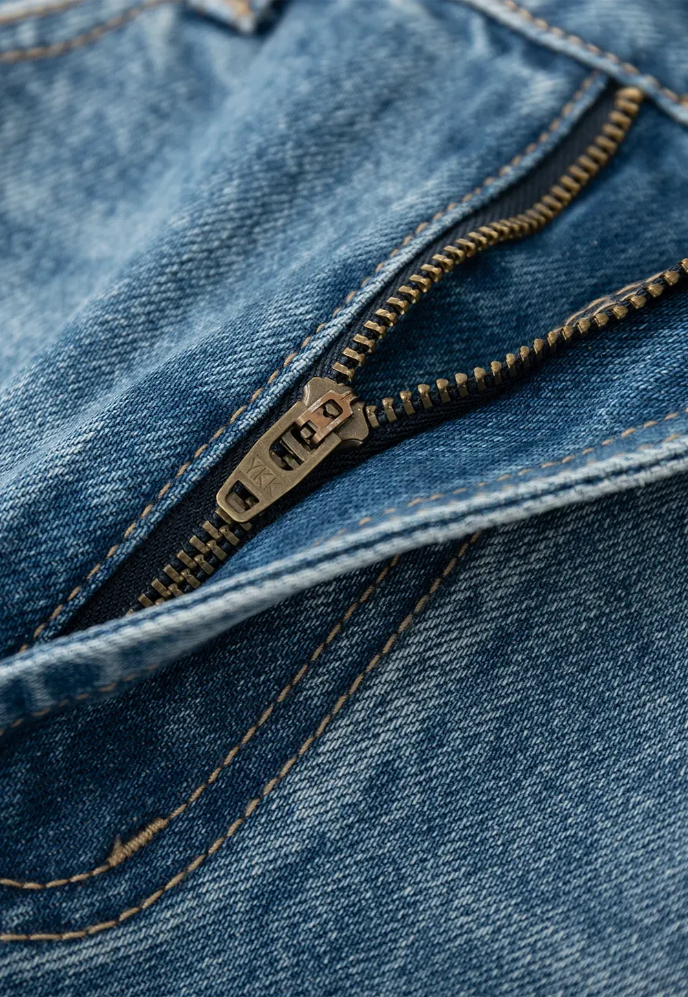 Denim mini skirt with frayed hem and front pockets