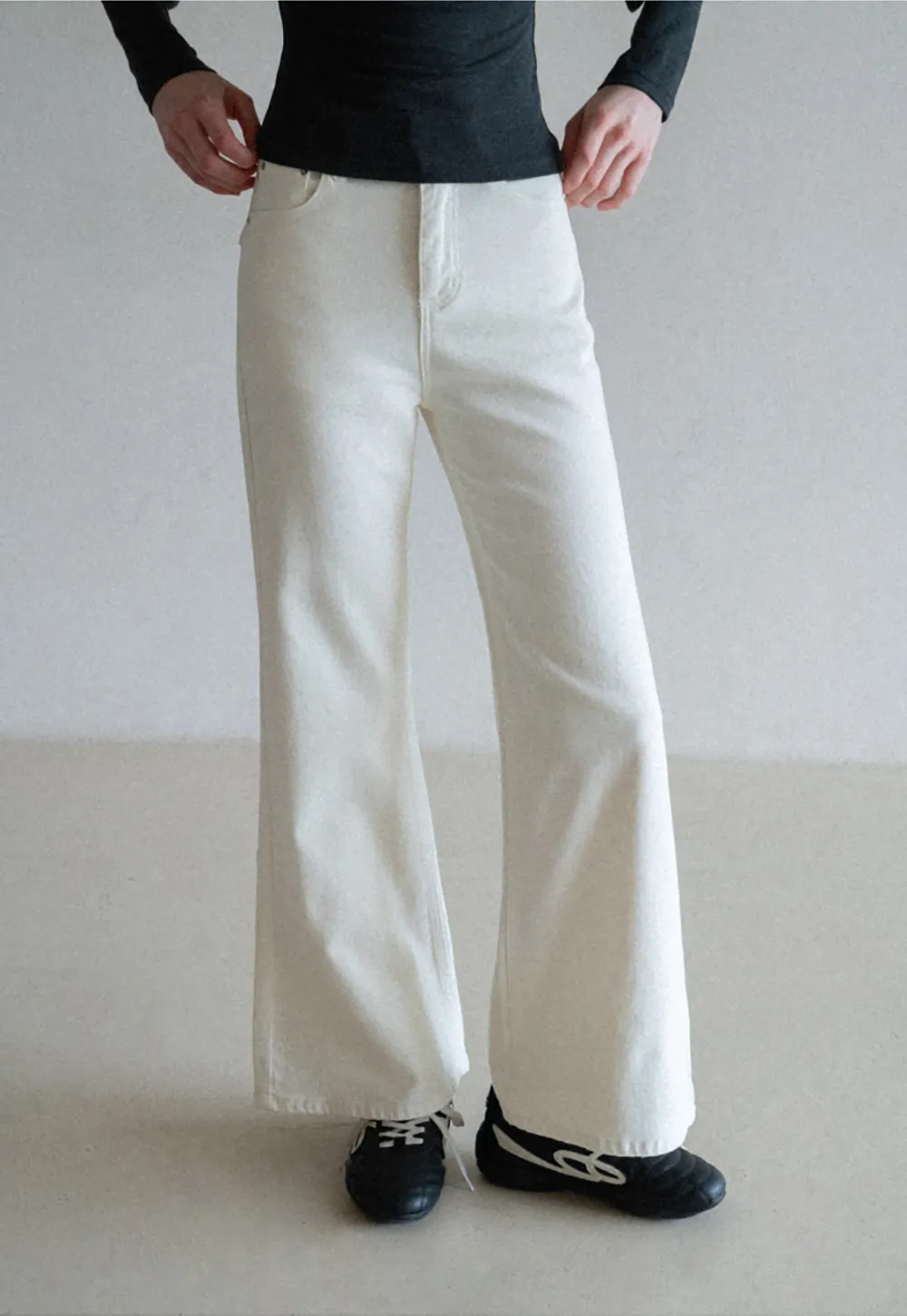 flared high waist jeans with back pocket design