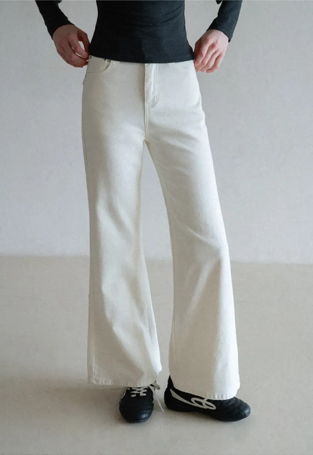 flared high waist jeans with back pocket design