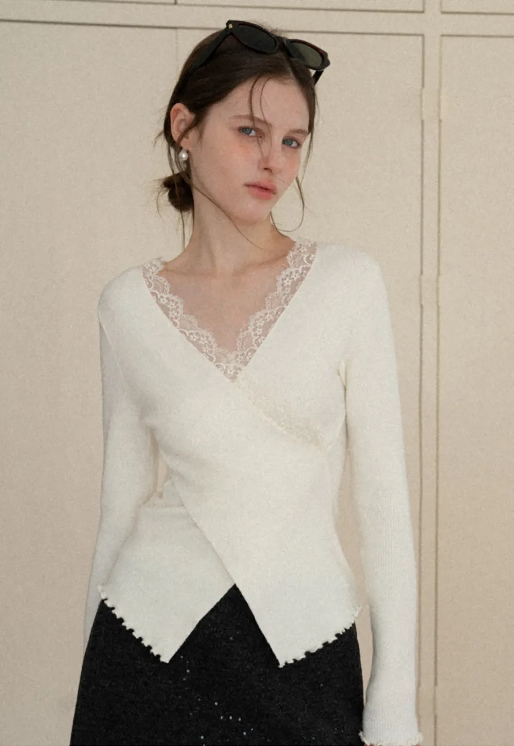 Elegant V Neck Lace Trim Knit Top with Asymmetrical Hem