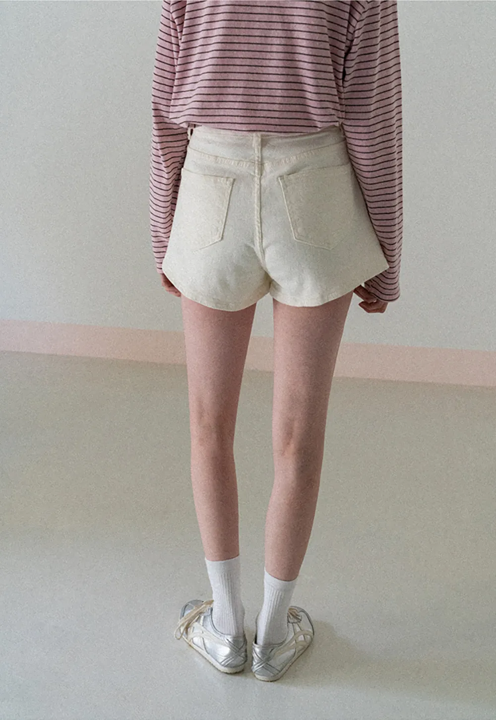 High waist denim shorts with belt loop and front pockets