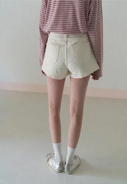 High waist denim shorts with belt loop and front pockets