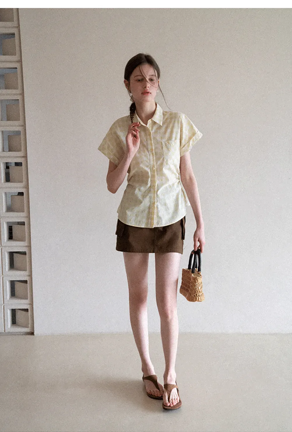 Short skirt with side pocket and structured waist