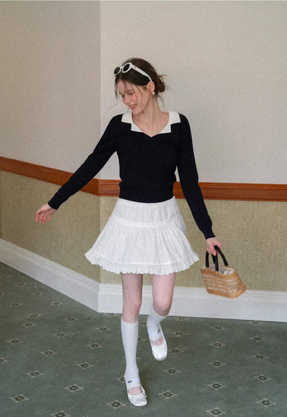 V Neck Knit Sweater with Contrast Collar