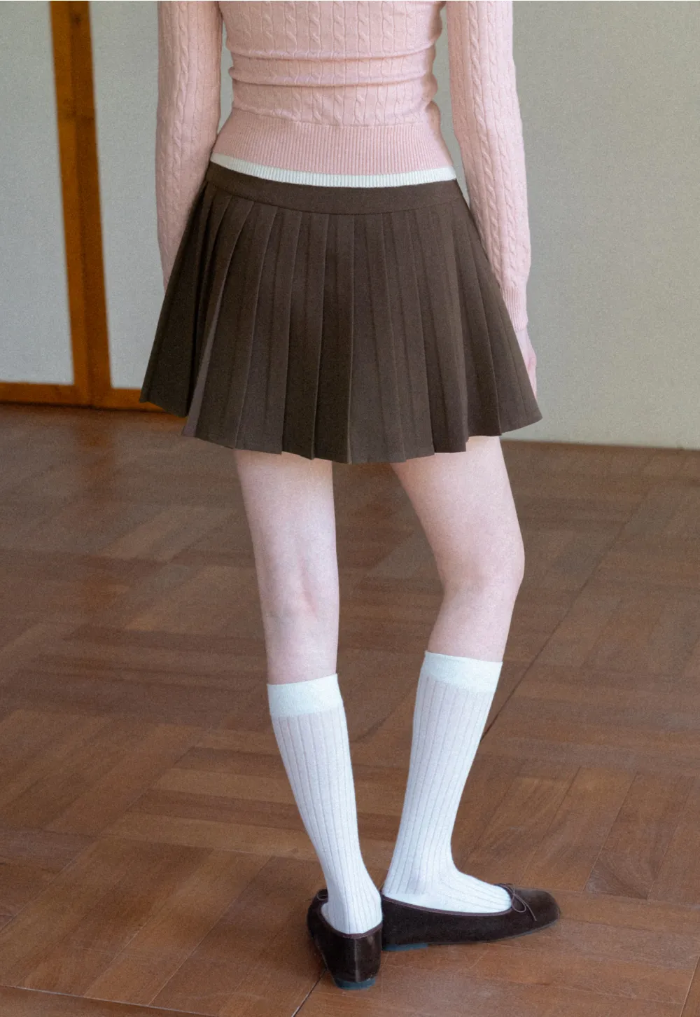 Pleated skirt with white waistband and ribbed texture