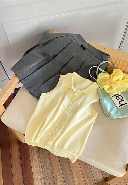 Sleeveless Knit Top with Collar and Buttons