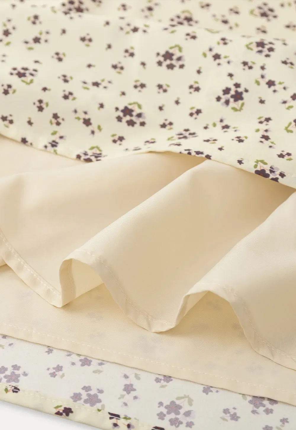 Floral Print Sleeveless Dress with Lace Trim and Choker Neckline