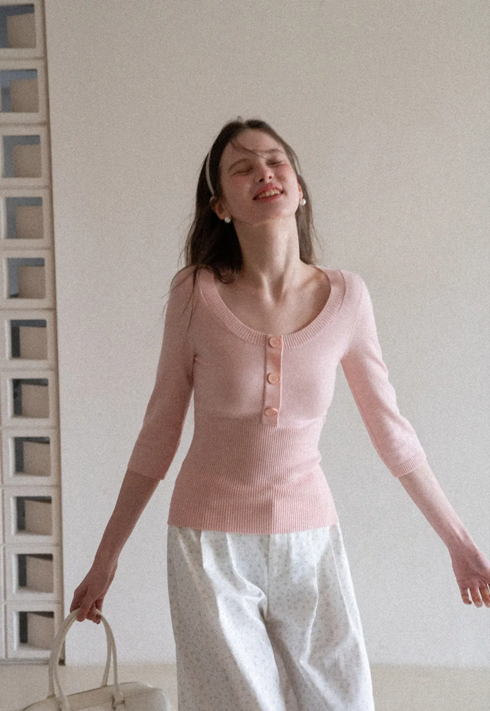 Woolen knit sweater with ribbed hem and cuffs