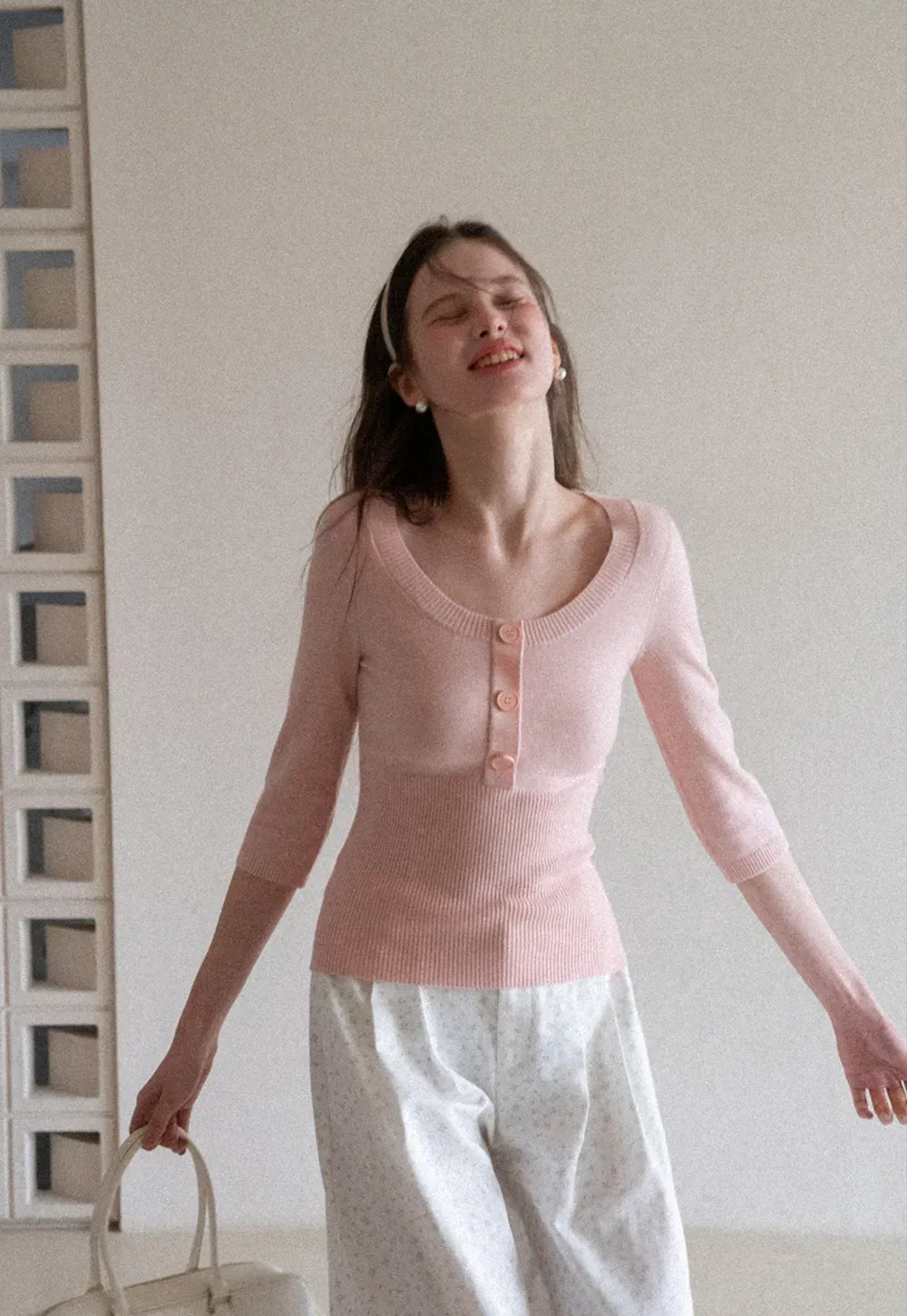 Woolen knit sweater with ribbed hem and cuffs