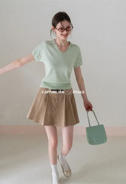 Pleated short skirt with belt loop and buckle
