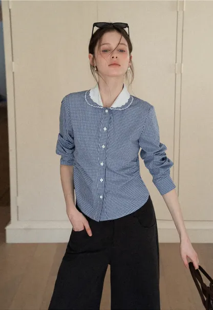 Elegant blouse with scalloped collar and long sleeves for versatile styling