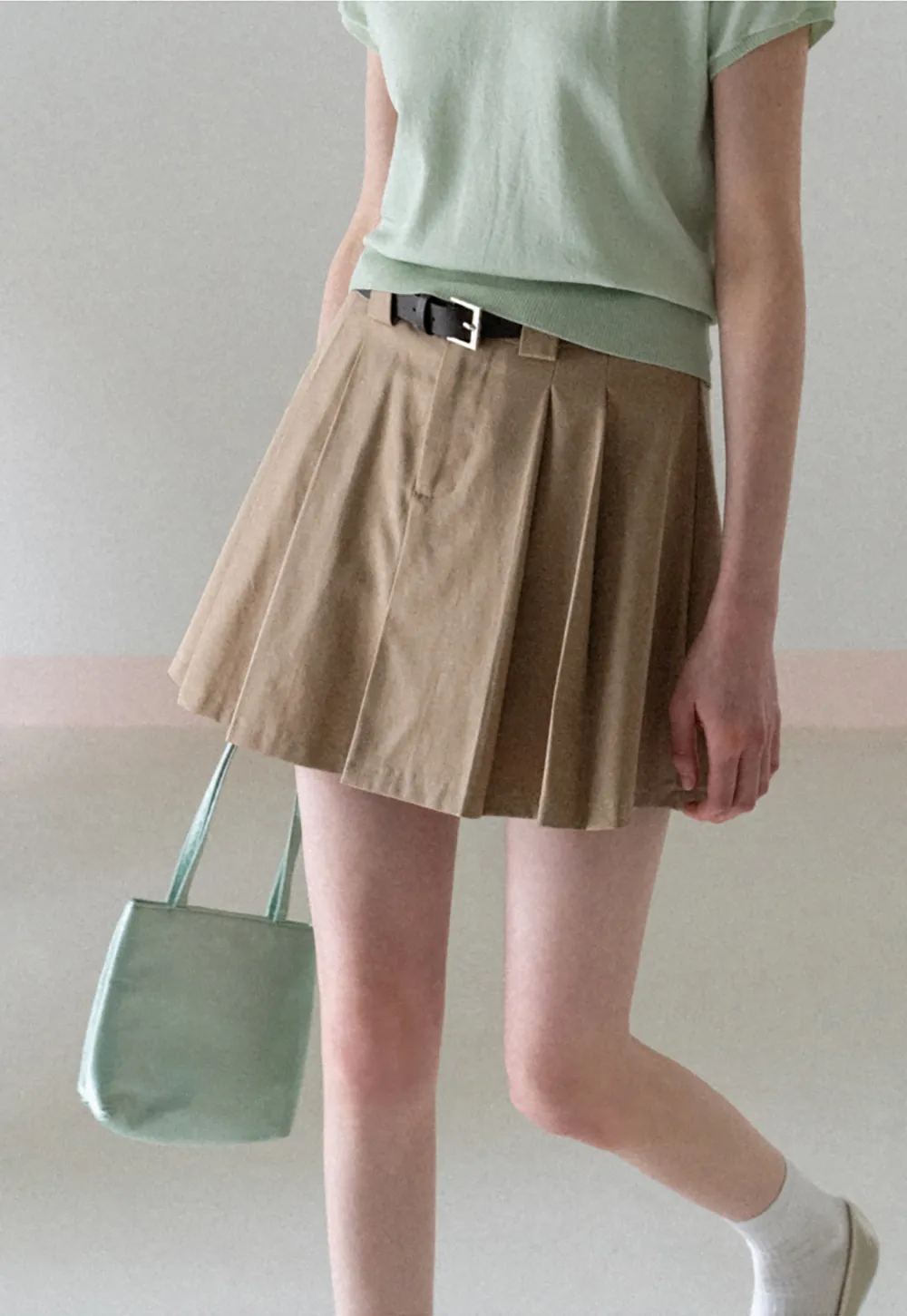 Pleated short skirt with belt loop and buckle