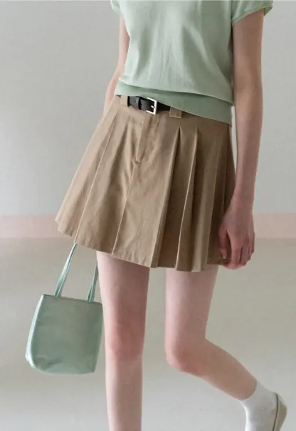Pleated short skirt with belt loop and buckle