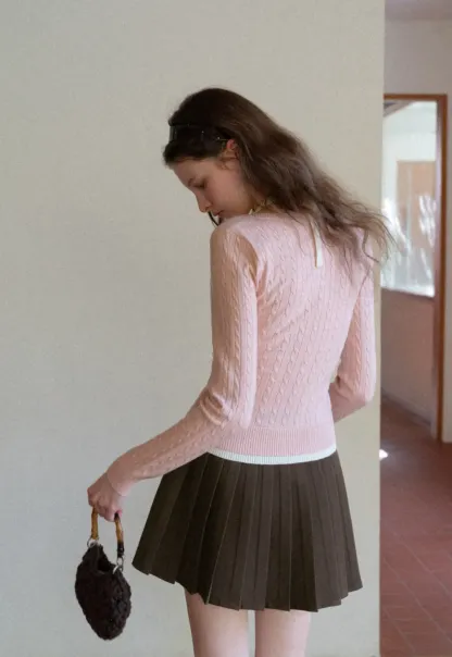 Pleated skirt with white waistband and ribbed texture