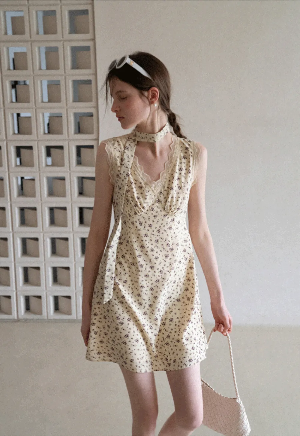 Floral Print Sleeveless Dress with Lace Trim and Choker Neckline