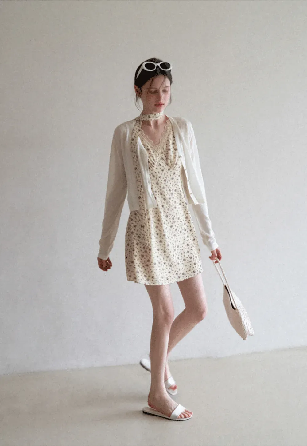 Floral Print Sleeveless Dress with Lace Trim and Choker Neckline