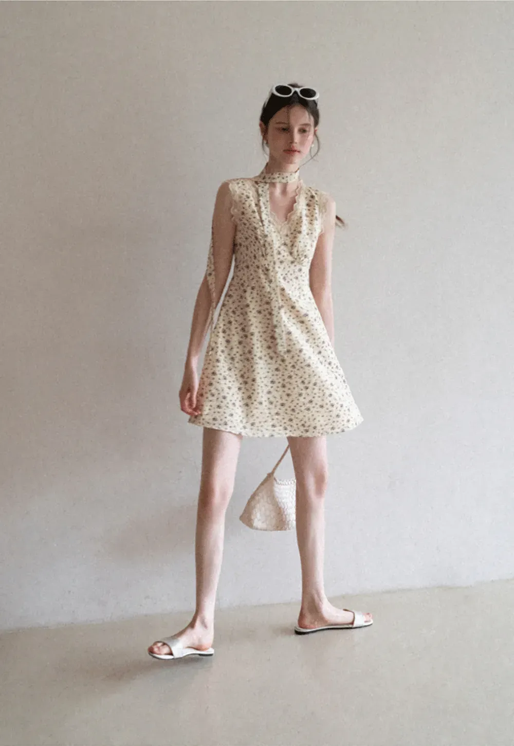 Floral Print Sleeveless Dress with Lace Trim and Choker Neckline