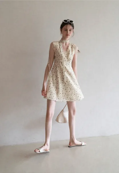 Floral Print Sleeveless Dress with Lace Trim and Choker Neckline