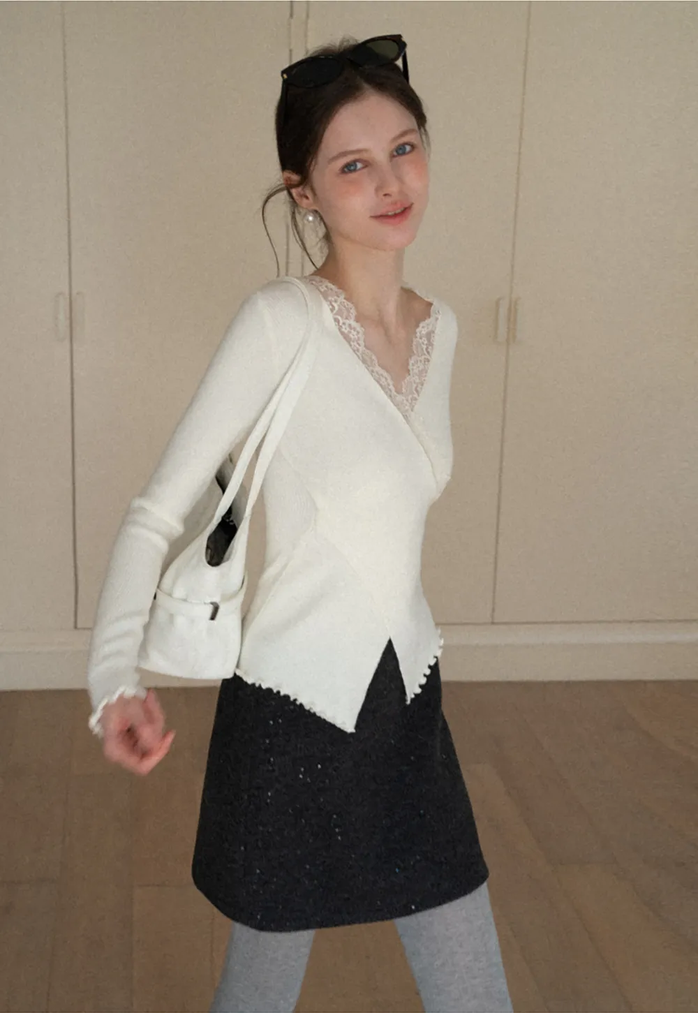 Elegant V Neck Lace Trim Knit Top with Asymmetrical Hem