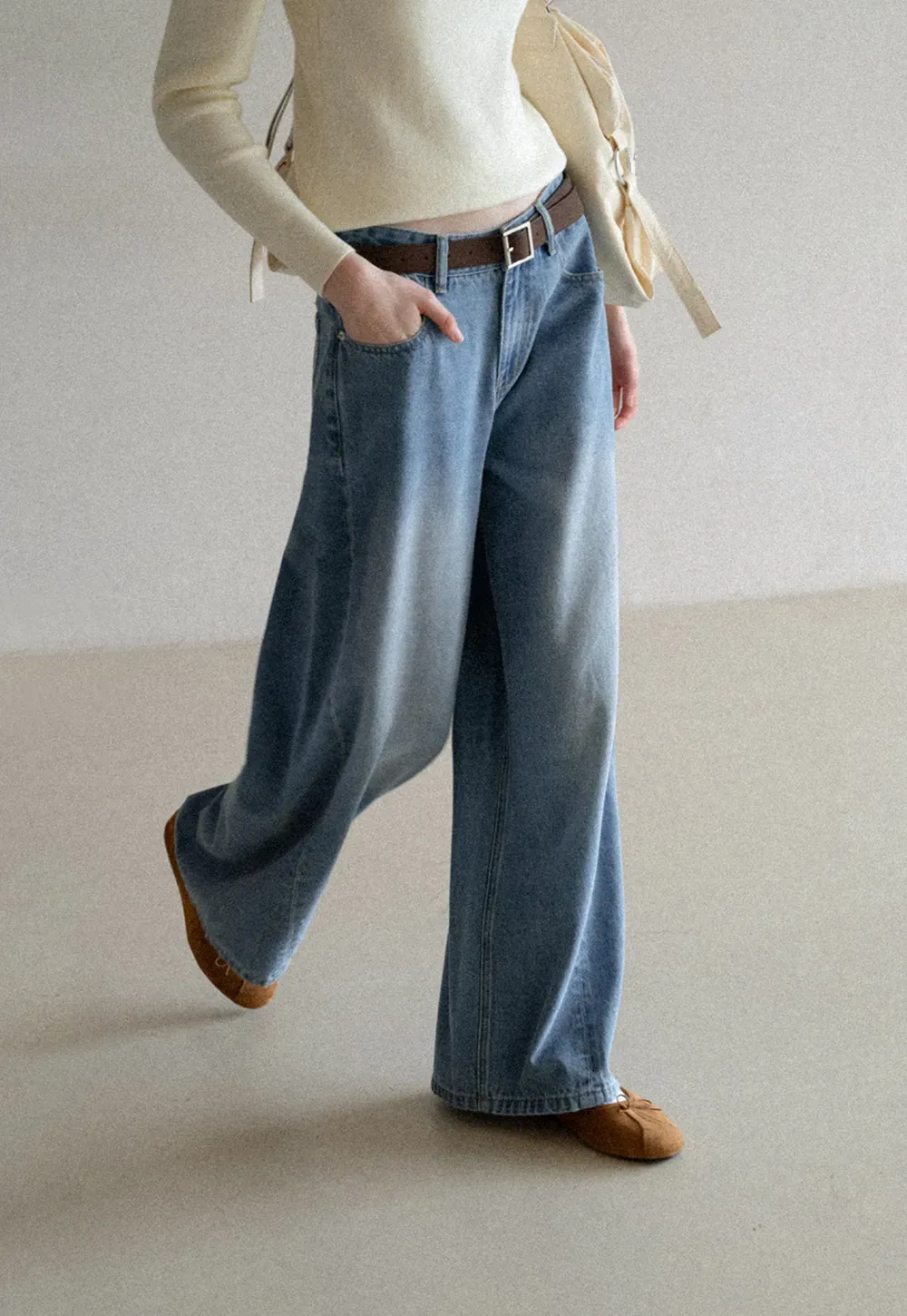Wide leg denim jeans with high waist design