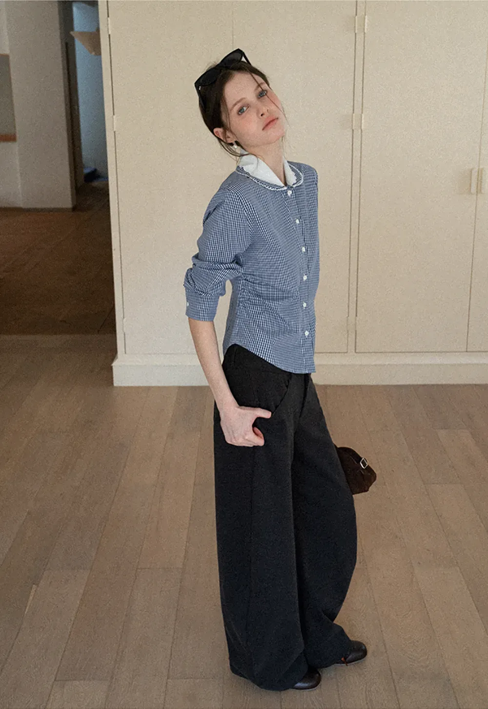 Elegant blouse with scalloped collar and long sleeves for versatile styling