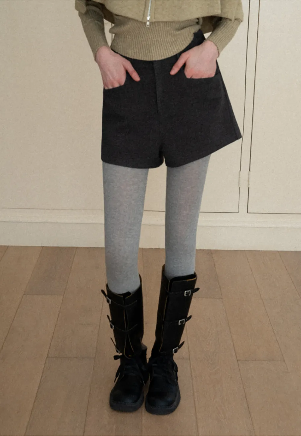 High waist tailored shorts with front pockets and zipper closure