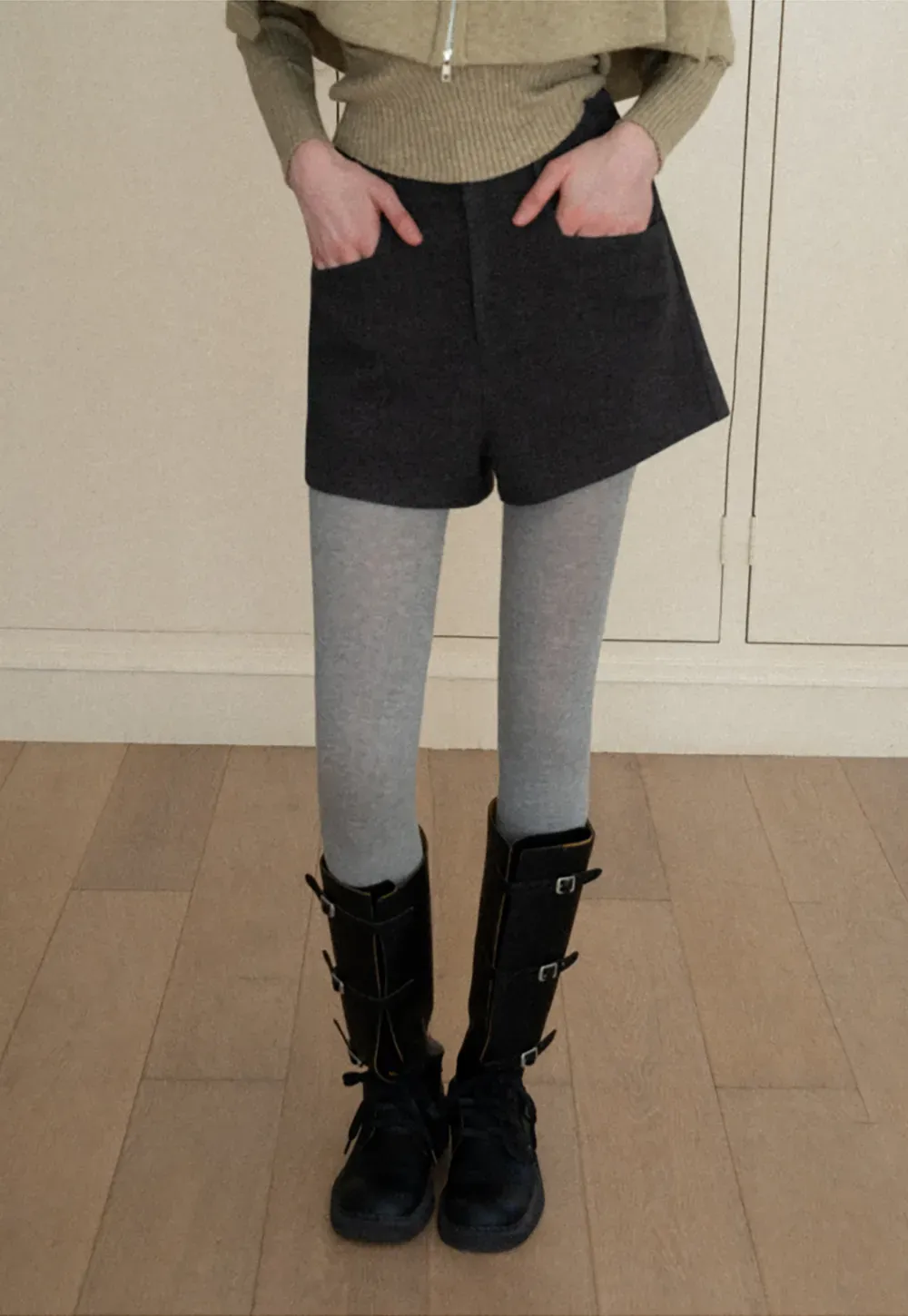 High waist tailored shorts with front pockets and zipper closure