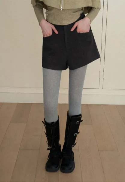 High waist tailored shorts with front pockets and zipper closure