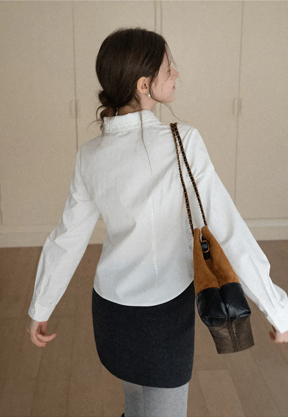 Elegant blouse with scalloped collar and long sleeves for versatile styling