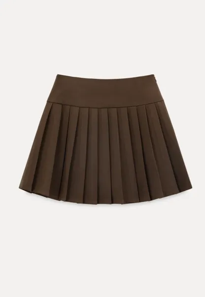 Pleated skirt with white waistband and ribbed texture