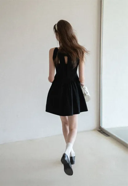 Sleeveless dress with back bow detail