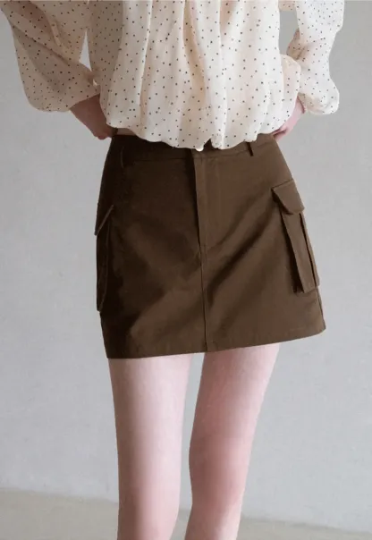 Short skirt with side pocket and structured waist