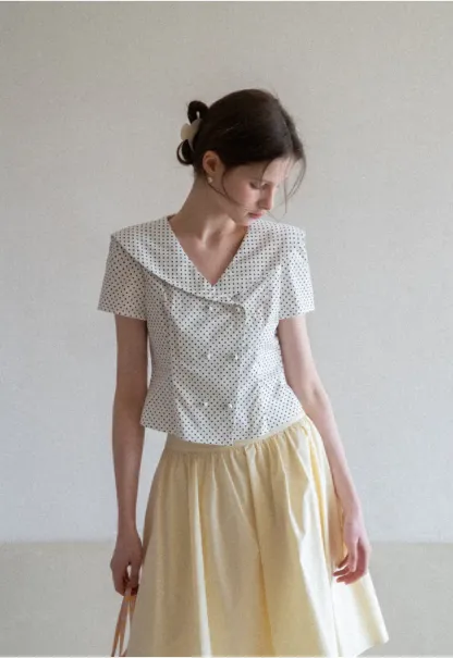 Polka dot short sleeve shirt with collar and buttons