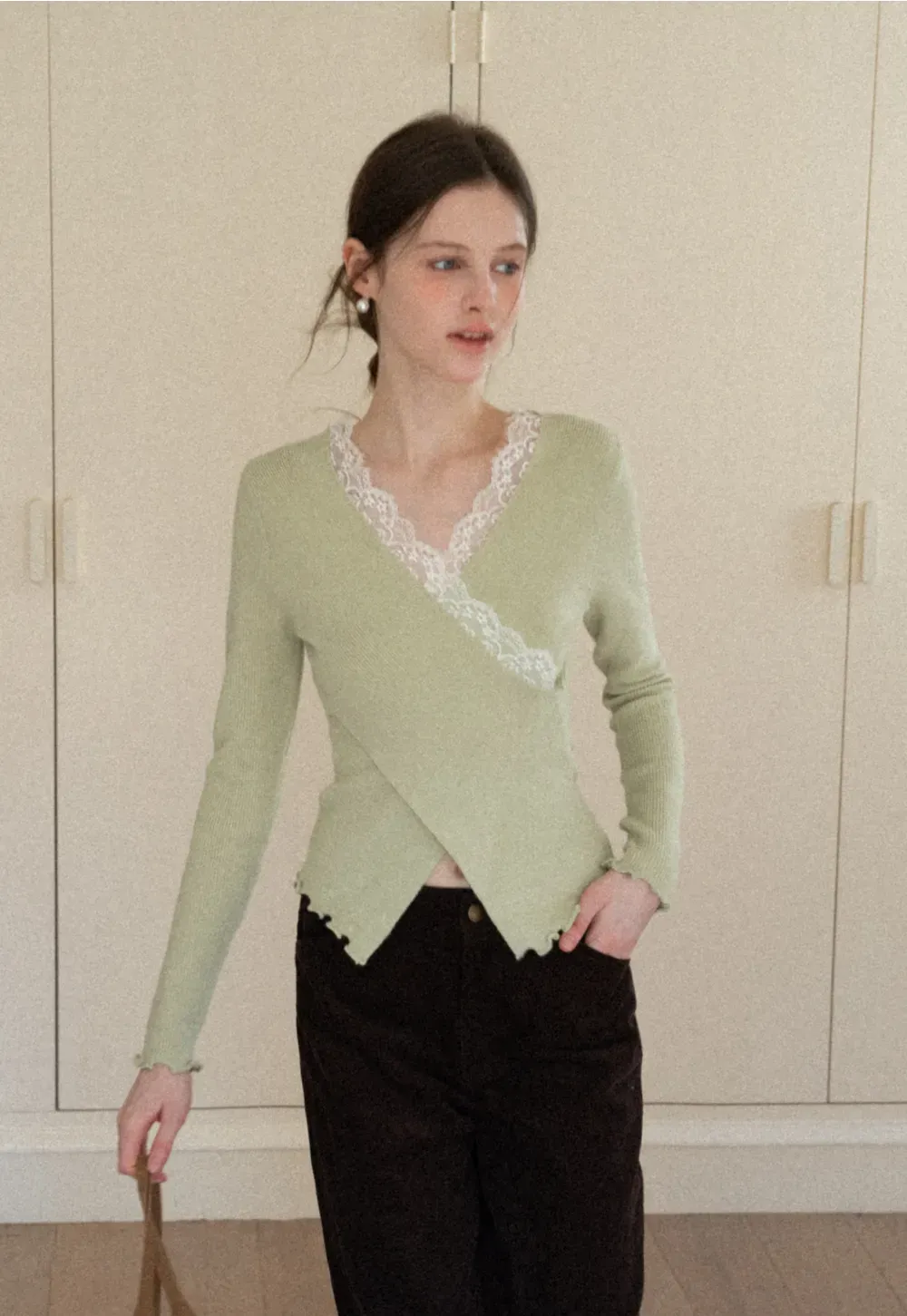 Elegant V Neck Lace Trim Knit Top with Asymmetrical Hem