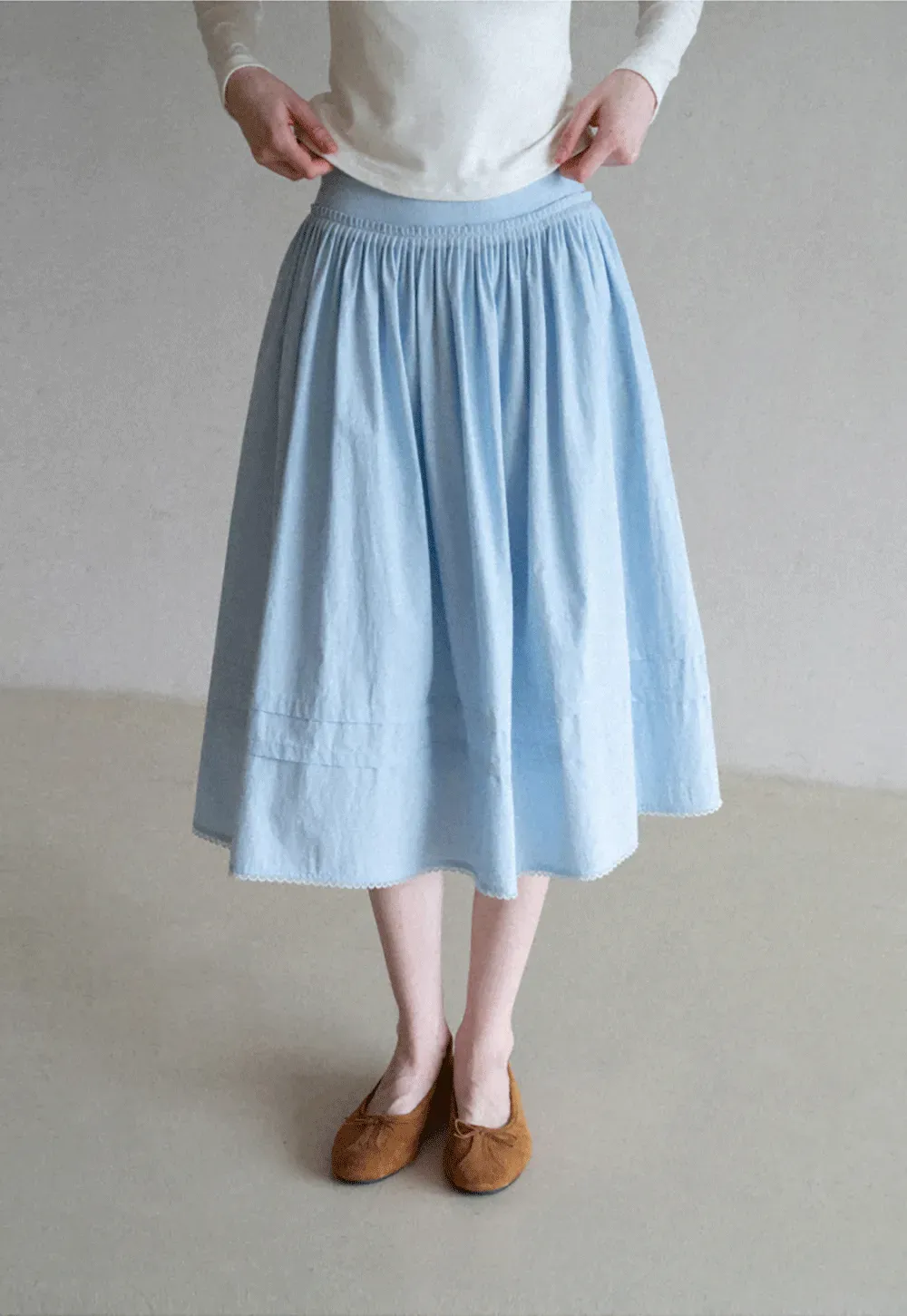 Lightweight pleated midi skirt with elastic waist