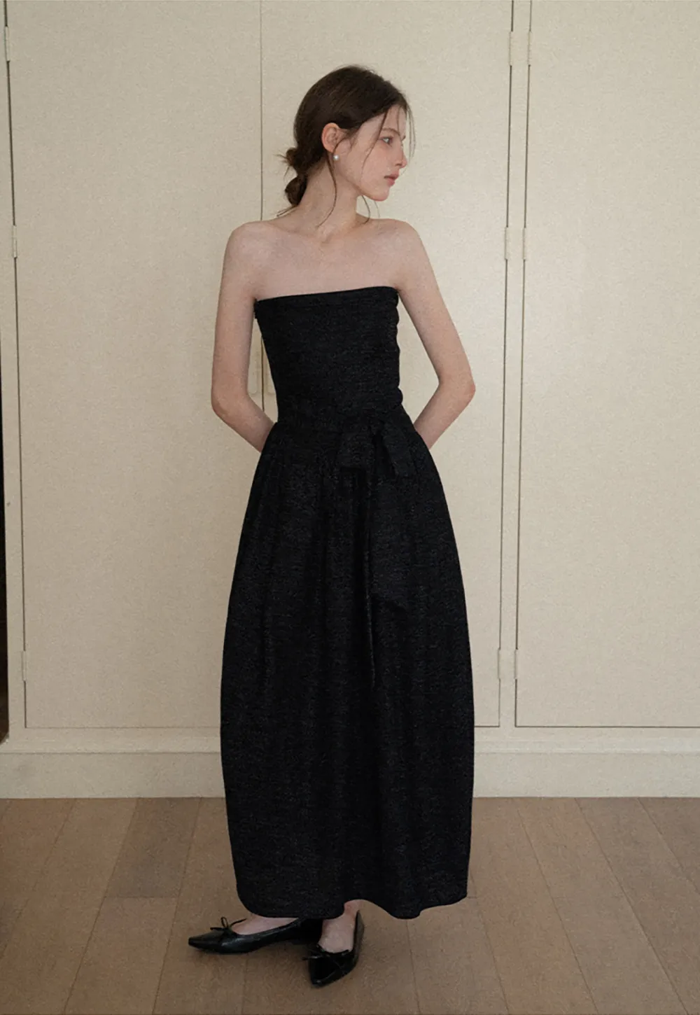 Elegant strapless midi dress with flowing skirt and textured fabric