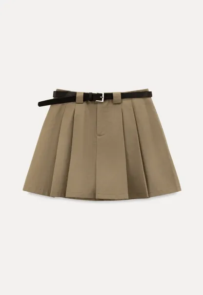 Pleated short skirt with belt loop and buckle