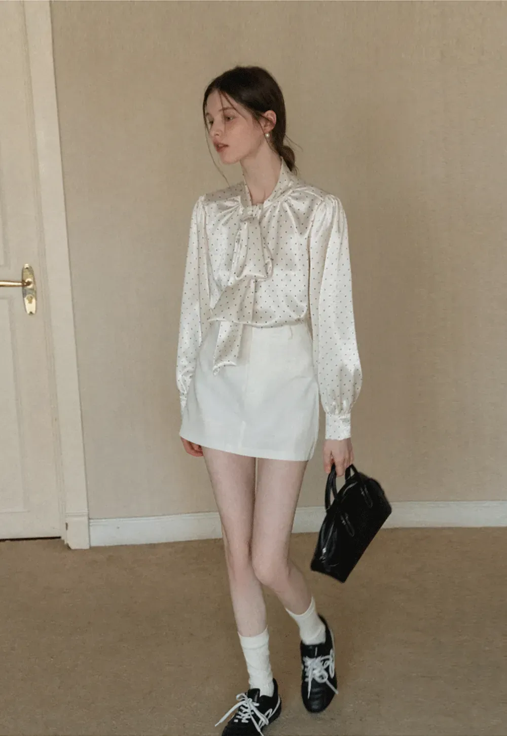 Elegant blouse with bow collar and long sleeves